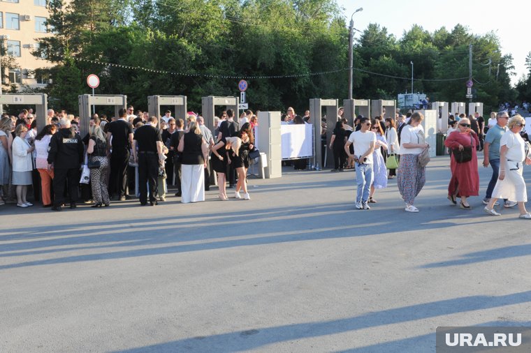 К праздникам закупили 20 уличных арочных металлодетекторов