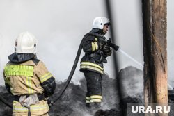 Пожар в Новом Уренгое: возгорание в деревянном общежитии на улице Промышленная — обрушение кровли, эвакуация 15 человек