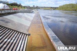 Тура затопила первый уровень набережной