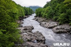 Горная река Белая бурлит, продираясь сквозь каменное ущелье, растянувшееся на 4 километра