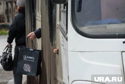 Водитель регулярно парковал автобус на проезжей части