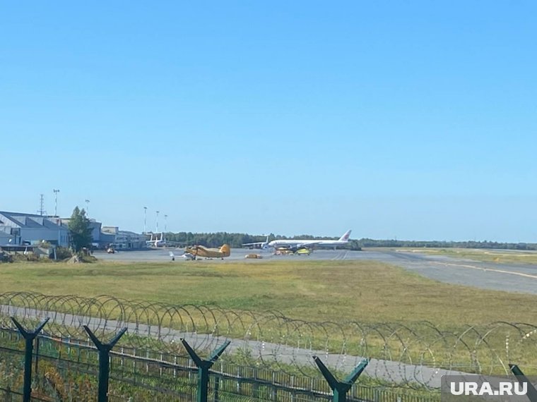 Борт авиакомпании Air China, экстренно севший в Нижневартовске, до сих пор остается на взлетно-посадочной полосе 