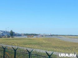 Борт авиакомпании Air China, экстренно севший в Нижневартовске, до сих пор остается на взлетно-посадочной полосе 