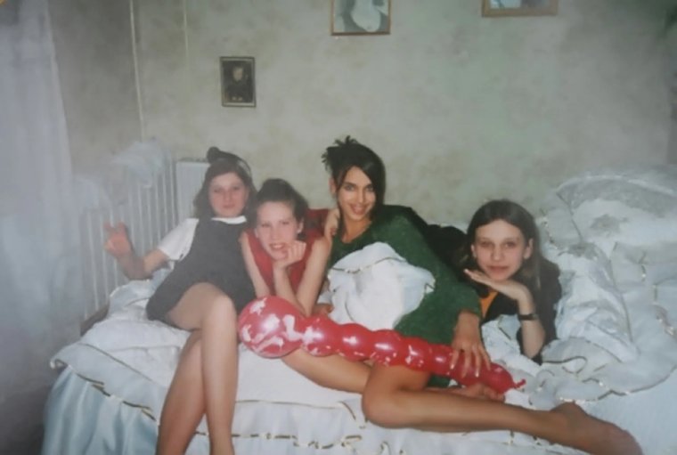 Ирина родилась в небольшом шахтерском городке Еманжелинске Челябинской области. На фото модель вторая справа