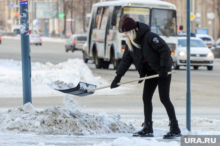 Глава города поручил оперативно убрать снежные кучи