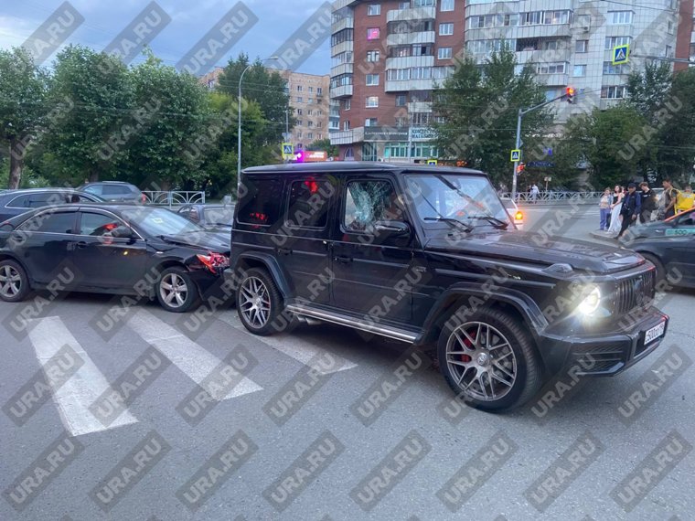 Mercedes с разбитыми стеклами остался у ТЦ