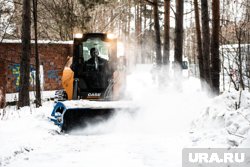 Водитель прокомментировал жалобы на уборку снега