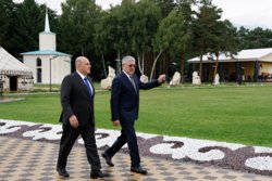 Вместе с киргизским коллегой Михаил Мишустин немного прогулялся по центру «Рух Ордо»