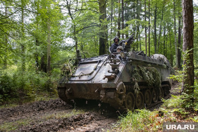 На берегу реки заметили БМП Bradley и другую технику НАТО