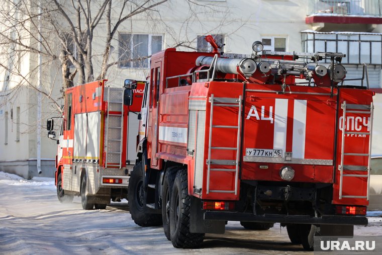 Пожарные подъехали к дому 1В в Рябково