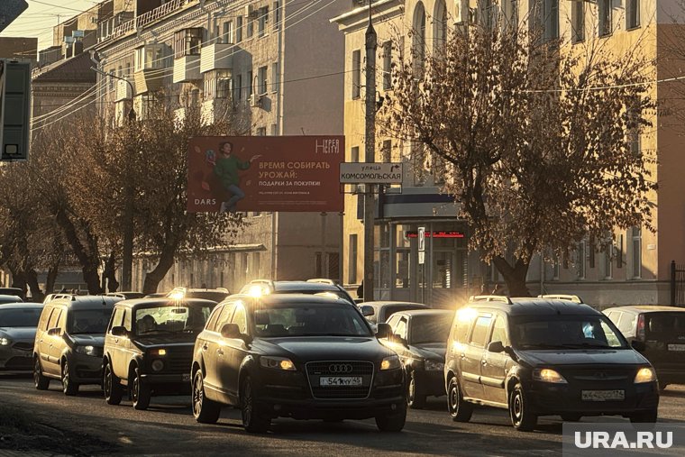 Курганцы встали в пробку в три ряда