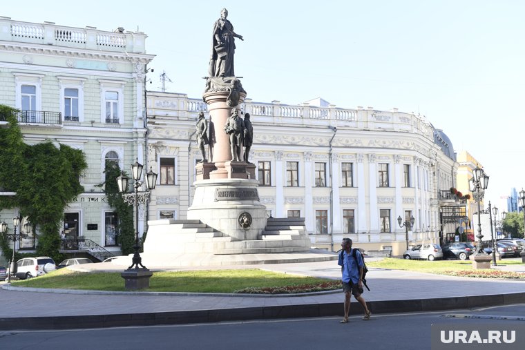 В Одессе неизвестные разукрасили памятник Екатерине II в цвета российского флага