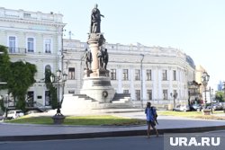 В Одессе неизвестные разукрасили памятник Екатерине II в цвета российского флага