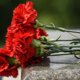 Пермяки несут цветы к забору, на котором трагически погибла 18-летняя девушка. Фото, видео
