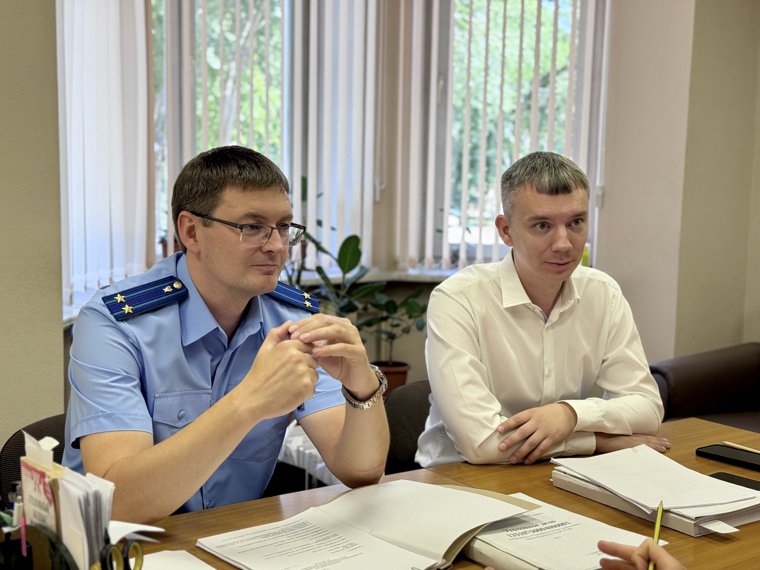 Сотрудники прокуратуры помогли депутатам глубже разобраться в проблеме наркоторговли 