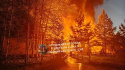 Огонь охватил несколько зданий