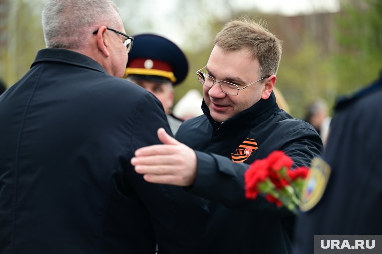В составе 379-й стрелковой дивизии он участвовал в тяжелейших боях под Москвой, получил серьезные ранения дважды