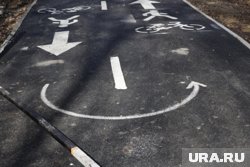 На дорожке тренируются спортсмены