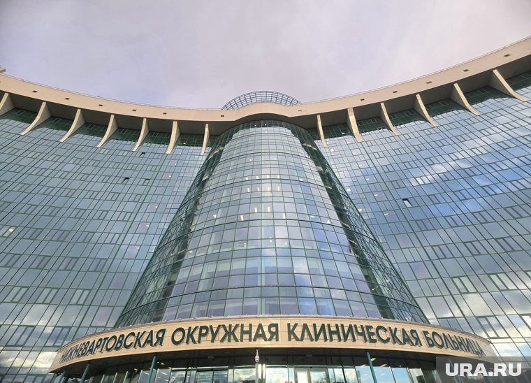 Следователи проводят проверку после гибели человека возле окружной больницы Нижневартовска