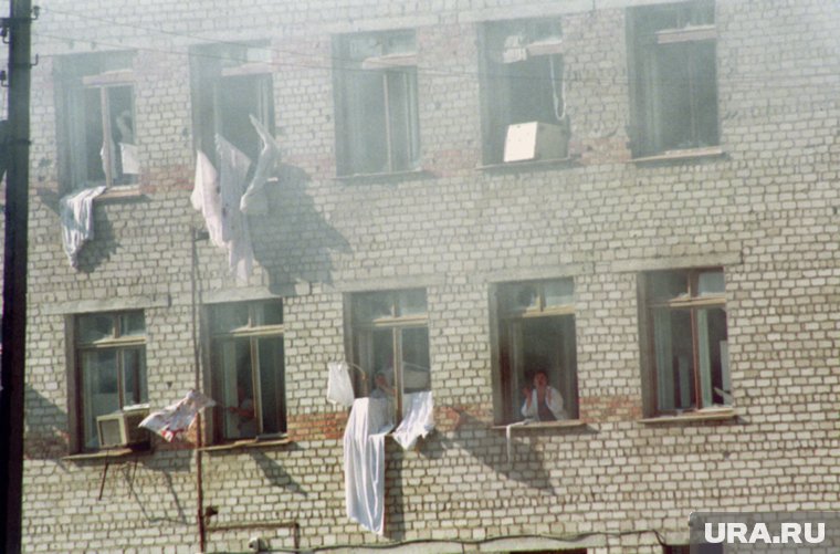 Заложники больницы в Буденновске вывешивают на окна белые простыни с просьбой прекратить стрельбу