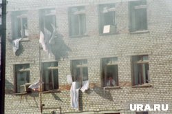 Заложники больницы в Буденновске вывешивают на окна белые простыни с просьбой прекратить стрельбу
