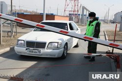 Кириенко посетил Южную Осетию и подарил ее президенту статуэтку Георгия Победоносца