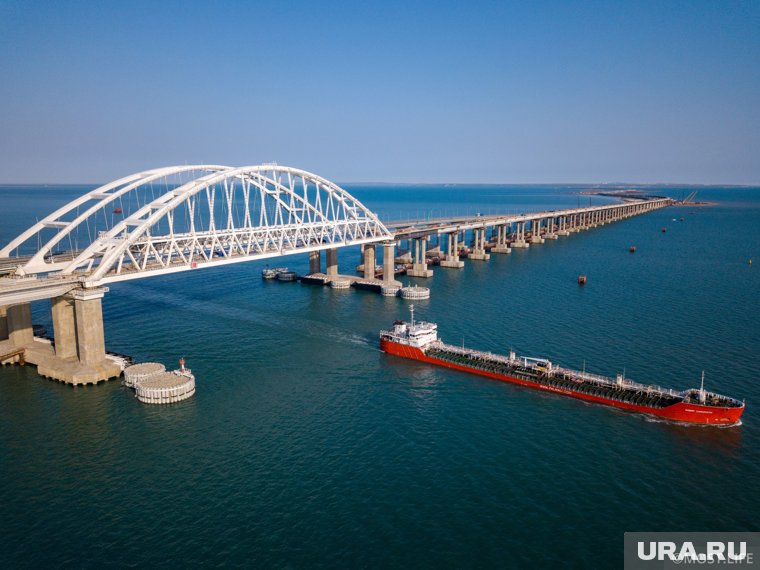Движение по Крымскому мосту было перекрыто более чем на три часа