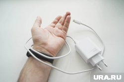 Эксперт объяснил, что современные технологии минимизируют риски возгорания зарядных устройств