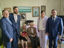 Глава ФАДН Игорь Баринов (второй слева) принял участие во Всероссийской акции «В гости к ветерану»