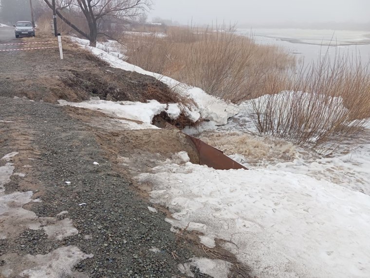 Паводковые воды могут размыть дорогу в селе Кушма