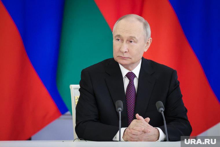 Путин провел журналистов на свою кухню