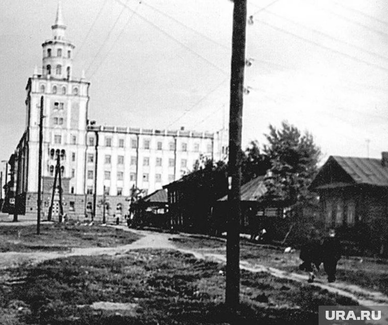 В 1950-е годы башня резко контрастировала с остальными постройками и порождала слухи