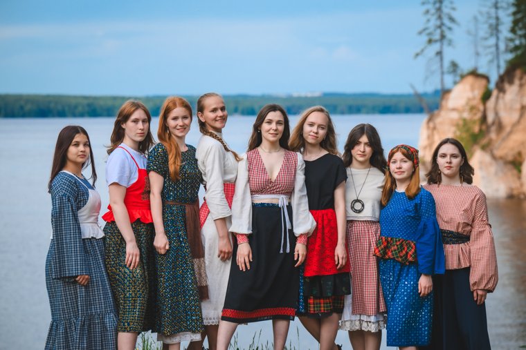 Линейка включает в себя рубахи, юбки, топы и корсеты