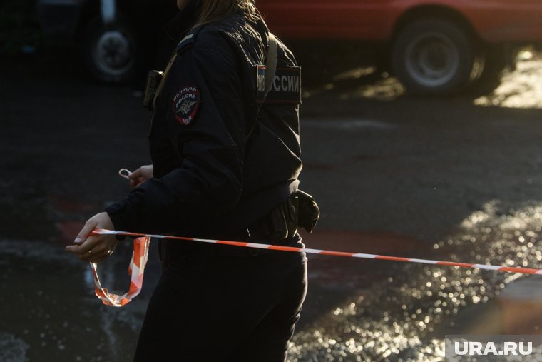 Подъезд дома, где произошло убийство, оцепили