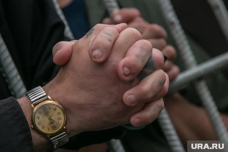 Бывшие заключенные могут заключить контракт, но с ограничениями