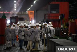 Туристам в ходе маршрута выдают спецодежду
