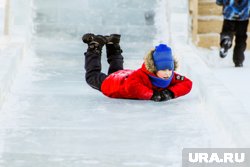 Дети ударяются об лед, скатывая по ледяной горке (фото из архива)