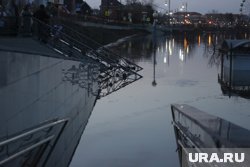 На набережной местами отошла плитка, а рядом лежат кучи грязи 