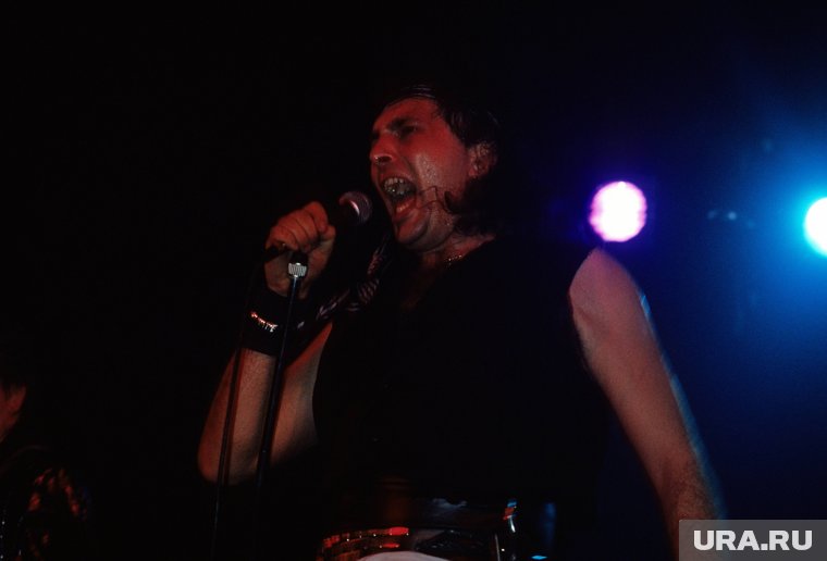 Дэй стал вокалистом Iron Maiden в 1975 году