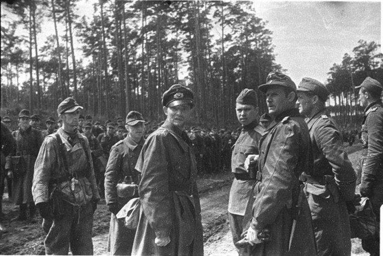 Западная пресса на 7 мая сосредоточила свое внимание на капитуляции немцев. На фото офицеры верхмата принимают от советского офицера условия капитуляции и порядок сдачи в плен