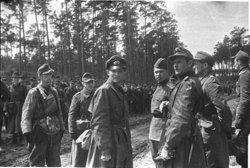 Западная пресса на 7 мая сосредоточила свое внимание на капитуляции немцев. На фото офицеры верхмата принимают от советского офицера условия капитуляции и порядок сдачи в плен