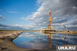 На фото: нефтяная буровая вышка в Ноябрьске 
