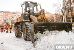 Дорожники убирали снег с улиц ночью (архивное фото)