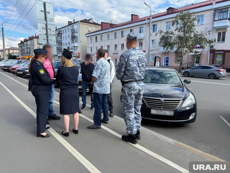 Люксовый автомобиль находится на штрафстоянке