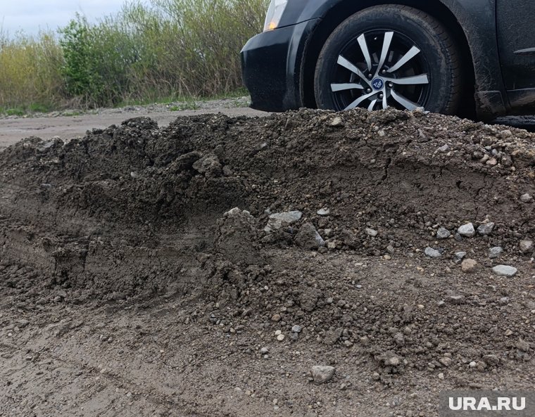 Жители жалуются, что машины ломаются из-за плохой дороги
