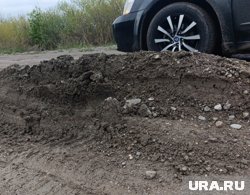 Жители жалуются, что машины ломаются из-за плохой дороги