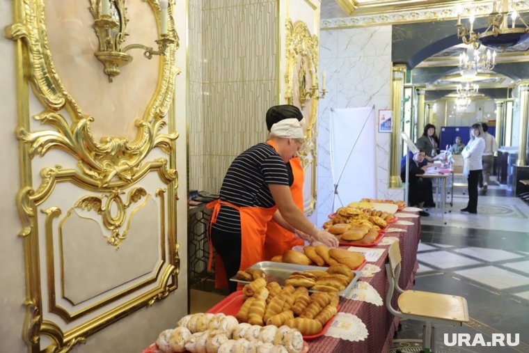 Выпечку подготовили на избирательном участке в школе №106