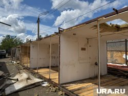 Разобранный павильон на рынке