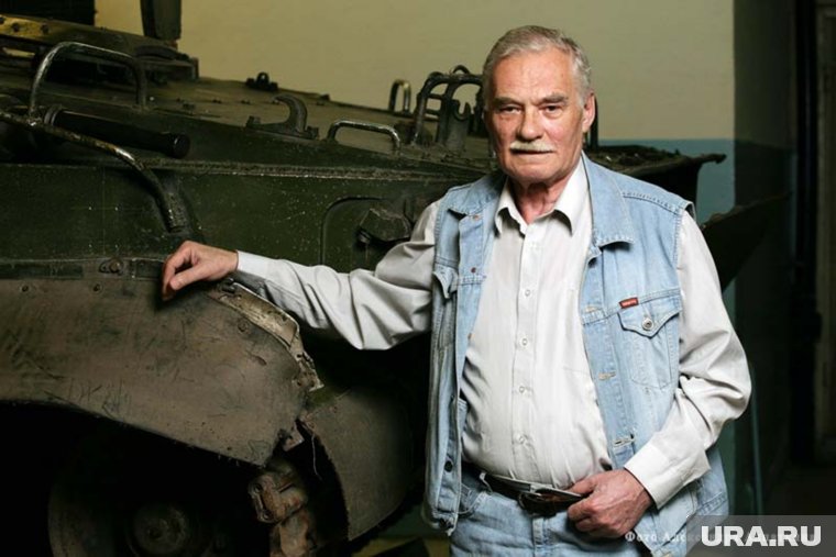 Курганский конструктор Александр Благонравов возле БМП