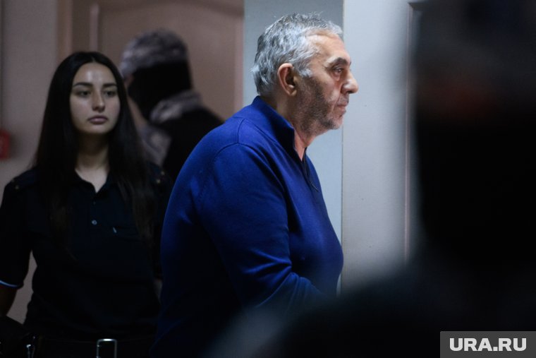 Бакир Сафаров заходит в зал